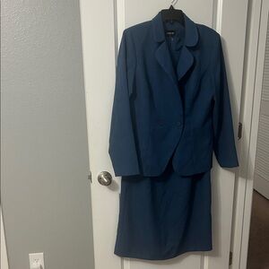 Leslie Fay Classic Blue Blazer and Skirt Set